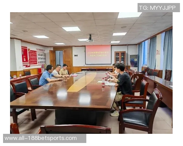 拉拉维亚分享球队会议积极氛围强调团结与建设性沟通的重要性